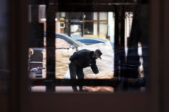 서울 시내 한 아파트 경비원이 일하는 모습.<연합뉴스>